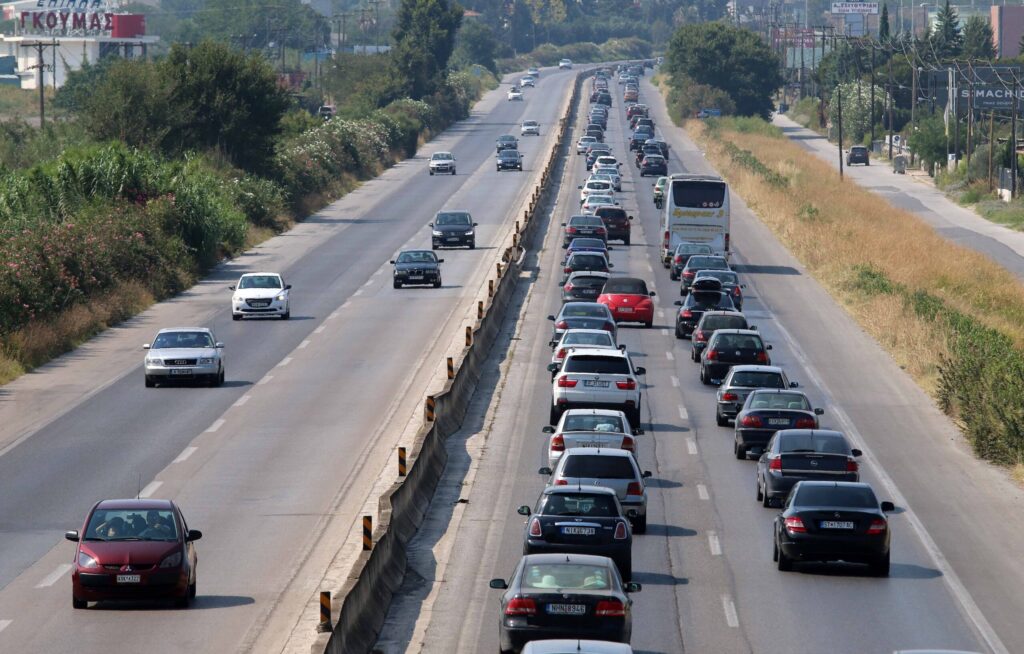 Θεσσαλονίκη: Αμάξι έπεσε πάνω σε μπάρες στη Μουδανιών!
