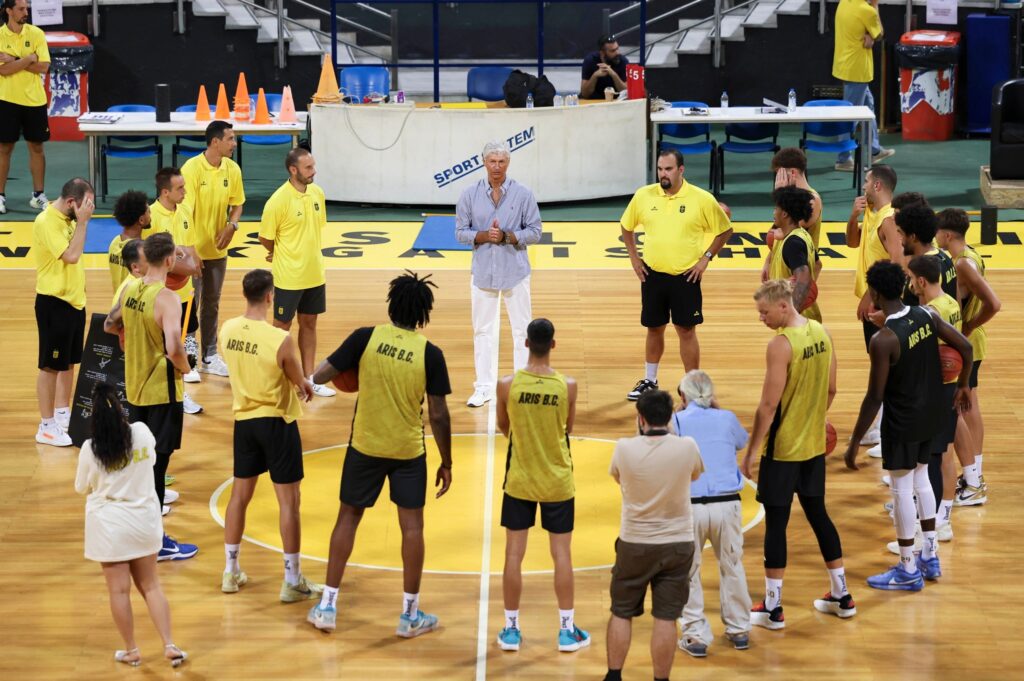 Στο πλευρό του Καράισιτς ο Μπαντόβινατς