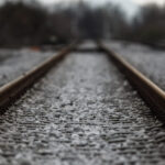 Βίντεο ντοκουμέντο: Δύο άτομα ξηλώνουν χαλκό από γραμμές του ΟΣΕ (vid)