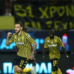 Το βάρος σε δύο με φόντο την πρεμιέρα