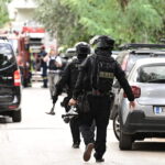 Βίντεο ντοκουμέντο με τον 57χρονο που επιτέθηκε σε αστυνομικούς και ταμπουρώθηκε (vid)