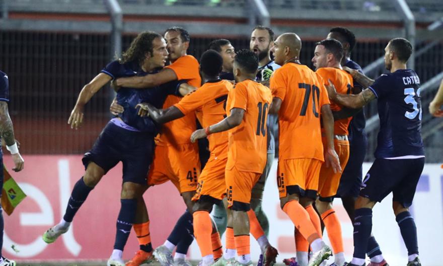 Χαμός στο φιλικό του Ατρόμητου με τη Λάτσιο: Γενικευμένη σύρραξη και κόκκινες κάρτες