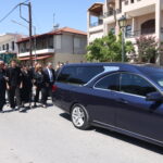 Συντετριμμένοι Νικολαΐδης και Καινούργιου στην κηδεία της Αλεξάνδρας Νικολαΐδου