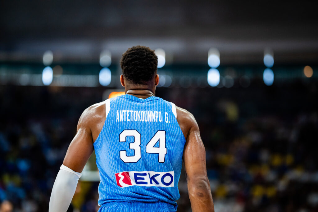 Ανάρτηση-έπος από τη FIBA: «Ο Γιάννης βάζει τρίποντα. Απλά δώστε το τρόπαιο στην Ελλάδα» (vid)