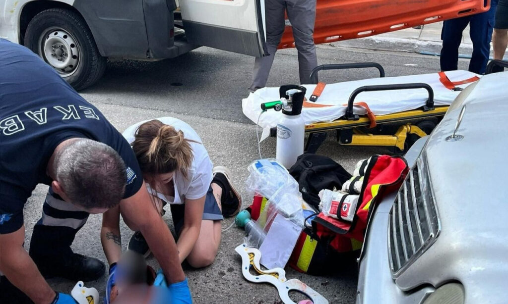 Θεσσαλονίκη: Διασωληνωμένο το 8χρονο αγόρι που έπεσε από μπαλκόνι (pics)