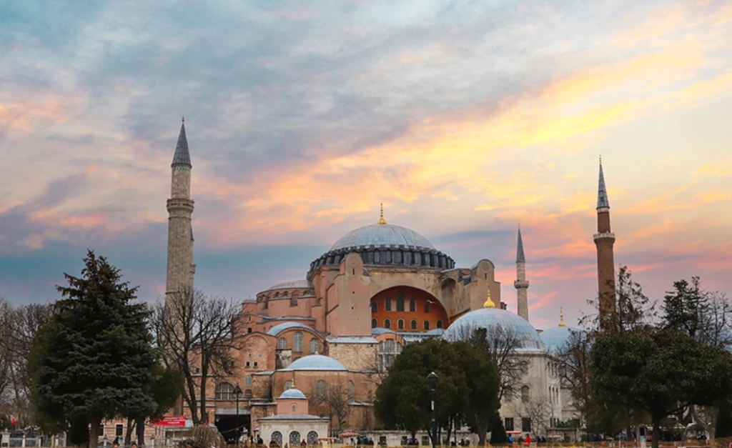 Απόπειρα εμπρησμού στην Αγία Σοφία – Η στιγμή που άνδρας βάζει φωτιά σε χαλί (vid)