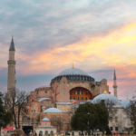 Απόπειρα εμπρησμού στην Αγία Σοφία – Η στιγμή που άνδρας βάζει φωτιά σε χαλί (vid)