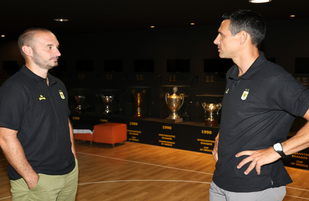 Ξεκινάει με έξι ξένους και βλέπει…