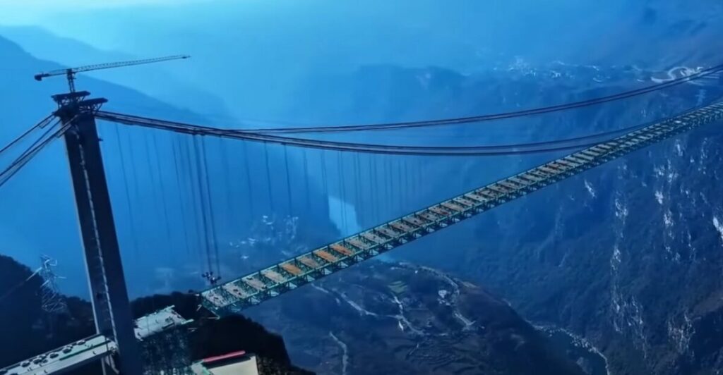Κίνα: “Ζαλίζει” η υψηλότερη γέφυρα του κόσμου στα… 625 μέτρα! (vid)