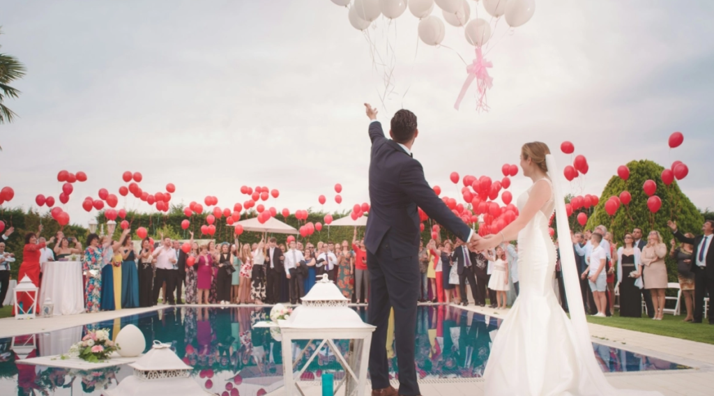 Εισιτήριο… για γάμο αγνώστων: Η νέα τρέλα στην Ευρώπη (vid)