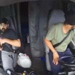 Η στιγμή που νταλίκα κάνει παράνομη αναστροφή και προκαλεί δυστύχημα (vid)