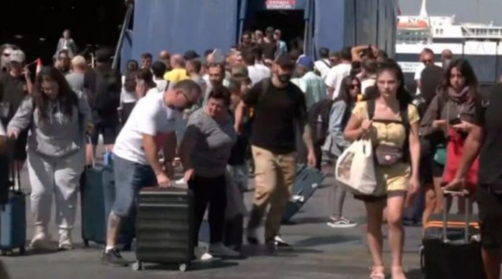 Αδειούχοι: 50.000 επιβάτες έφτασαν χθες στα λιμάνια της Αττικής (vid)