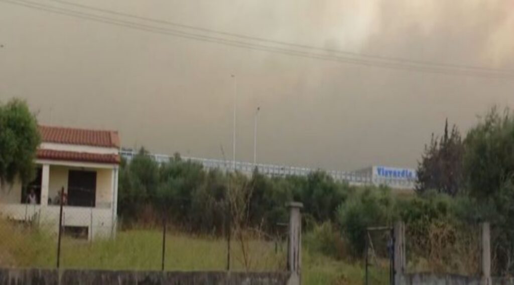 Εκκενώνονται 23 οικισμοί στην Δυτική Αχαΐα λόγω της φωτιάς (vid)