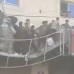Kατέρρευσε μπαλκόνι από πλήθος Παλαιστινίων που βρέθηκαν για ανθρωπιστική βοήθεια (vid)