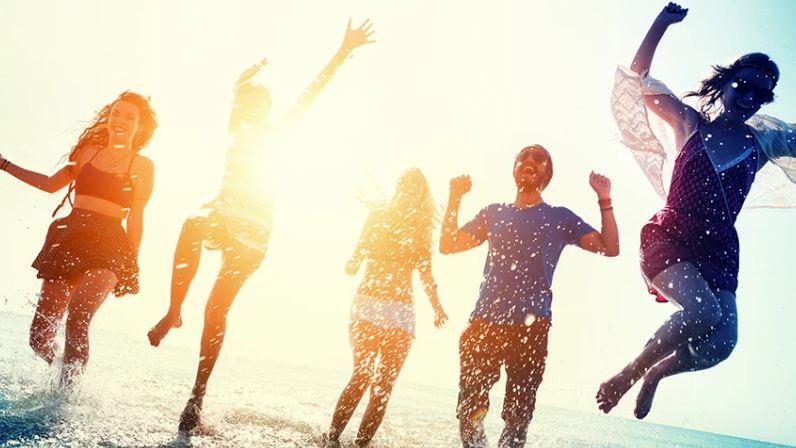 Η νέα πραγματικότητα στις διακοπές: «Απόδραση» σε φιλικά σπίτια και φθηνά πακέτα (vid)