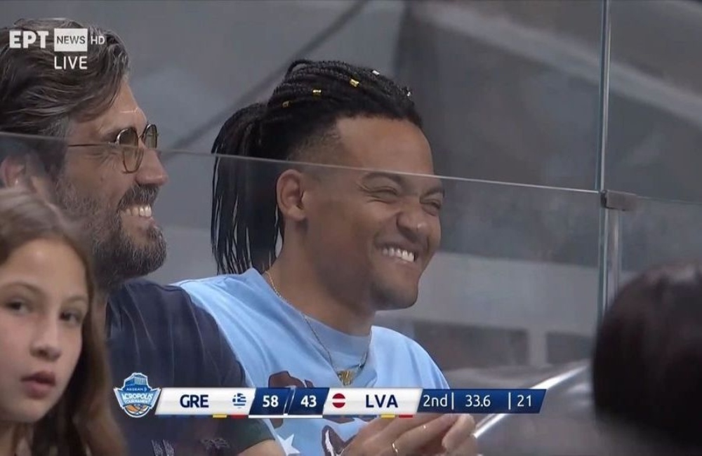 Στο ΟΑΚΑ ο Καραλής, αποθεώθηκε από τον κόσμο (vid)