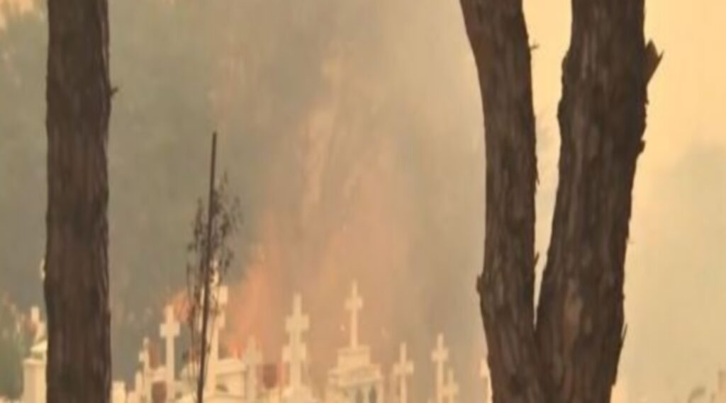 Αχαΐα: Νεκροταφείο τυλίγεται στις φλόγες από την καταστροφική πυρκαγιά (vid)