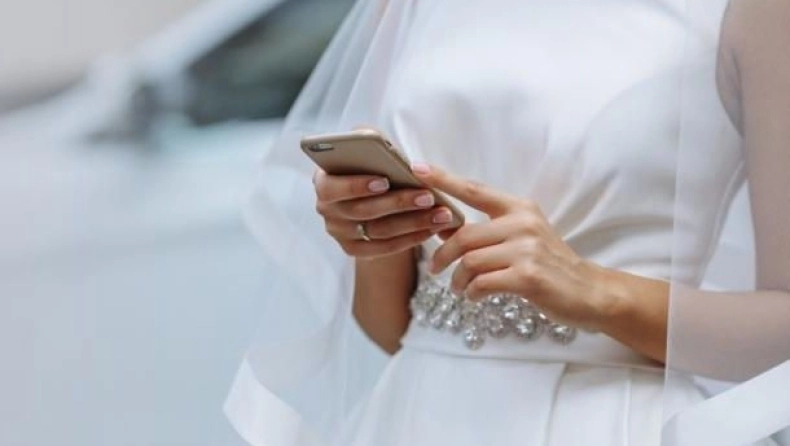 Χαμός σε γάμο: Η νύφη διάβαζε στη δεξίωση SMS του γαμπρού με την ερωμένη!