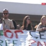 Πανό υπέρ της Παλαιστίνης σε καράβι που αναχώρησε από τον Πειραιά (vid)