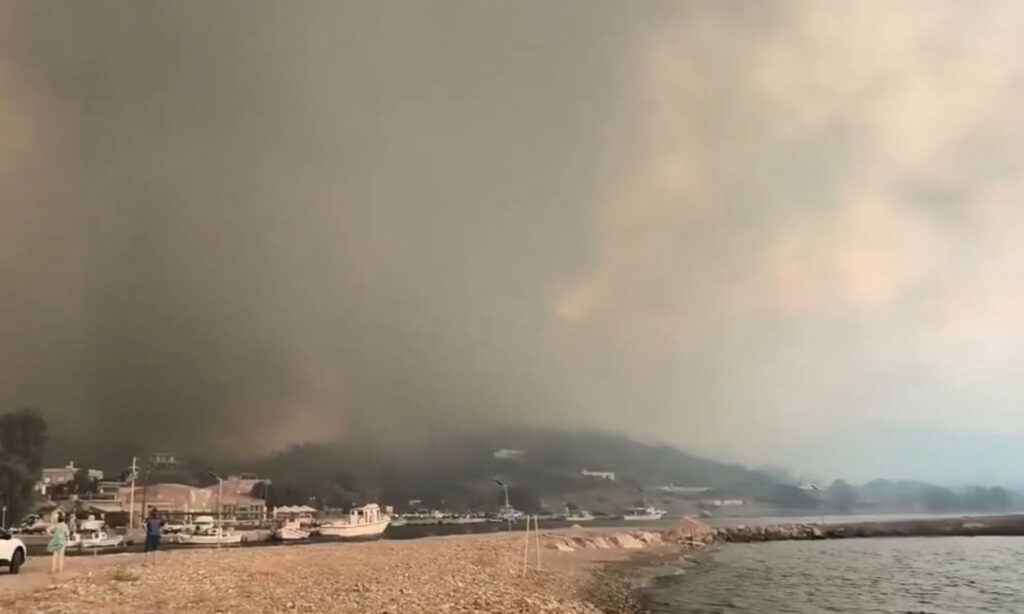 Πολίτες εγκλωβισμένοι σε παραλίες εξαιτίας της πυρκαγιάς στη Χίο (vid)