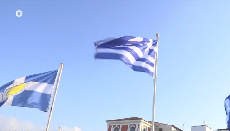 Συγκίνηση στην Τήνο: Η στιγμή της έπαρσης της ελληνικής σημαίας (vid)