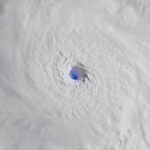 Τρομακτικός τυφώνας πάνω από τον Ατλαντικό (vid)