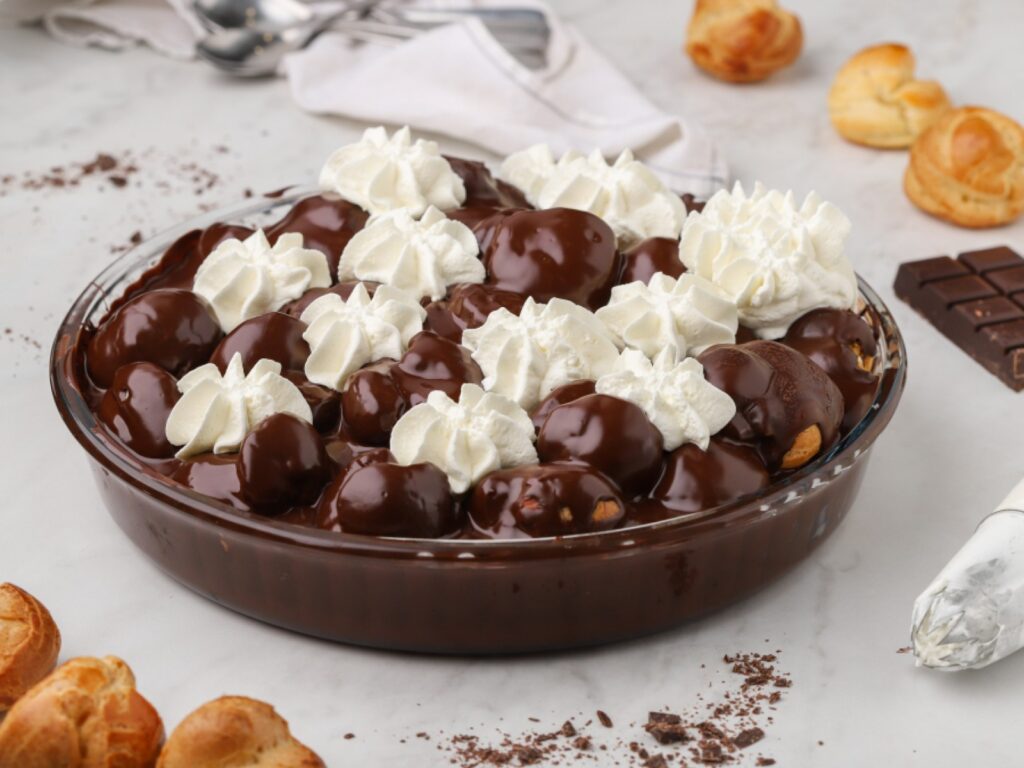 Δωρεάν προφιτερόλ θα προσφέρει ένα νέο ζαχαροπλαστείο στο κέντρο της Θεσσαλονίκης.