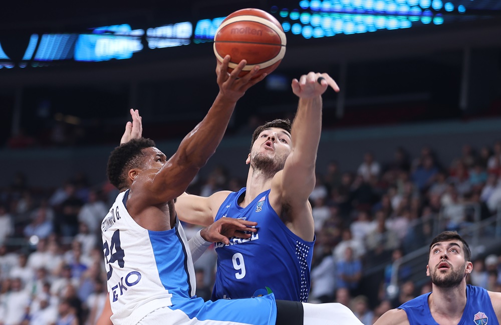 Έκανε… πλάκα με την άμυνα του Ισραήλ ο Γιάννης (vid)