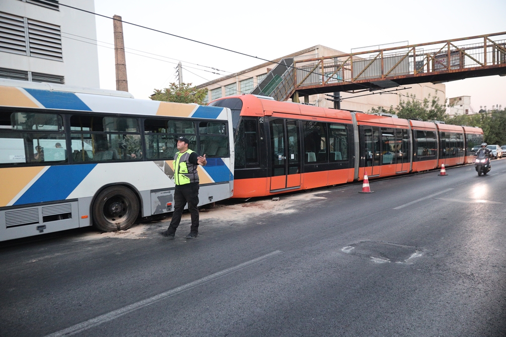 Πειραιάς: Τραμ προσέκρουσε με λεωφορείο – Σχεδόν 30 τραυματίες!