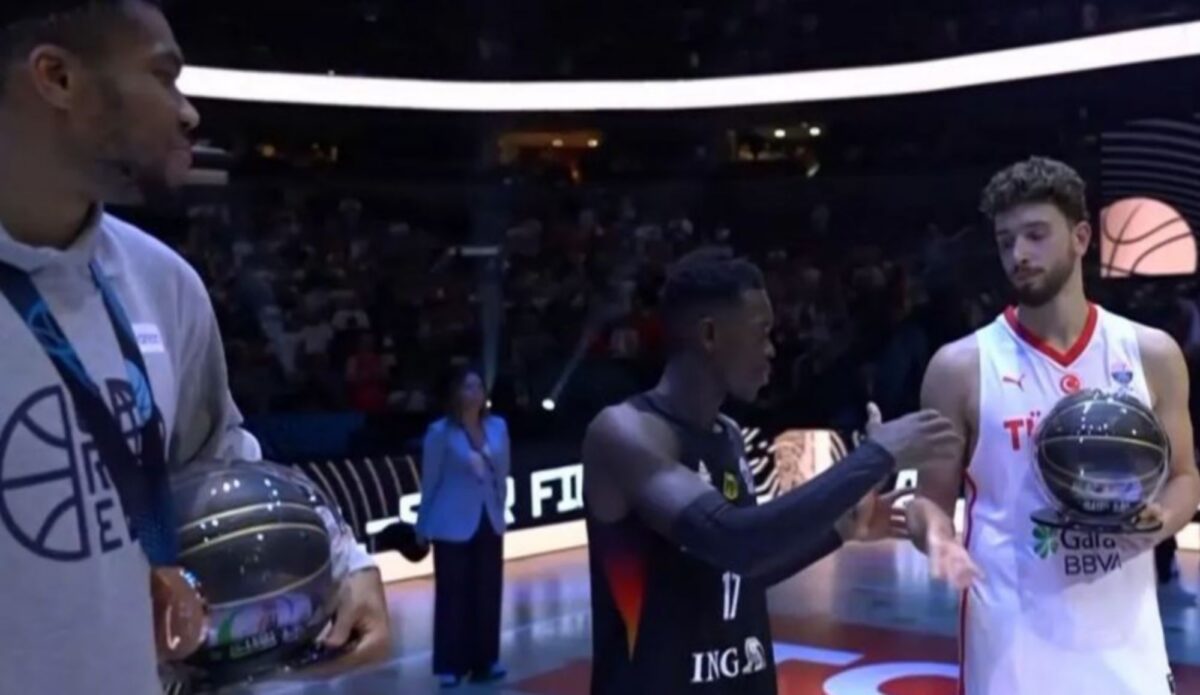 Γιάννης και Σενγκούν δεν αντάλλαξαν χειραψία στα βραβεία για την καλύτερη πεντάδα