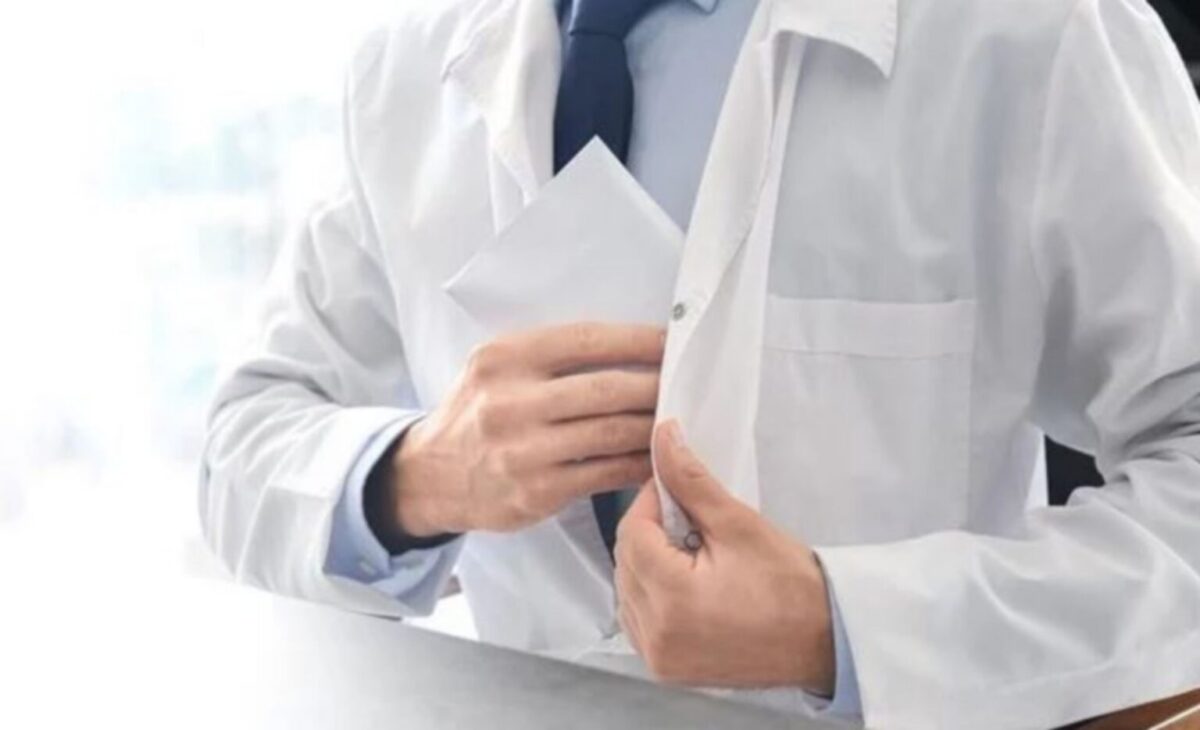 Συγκλονίζουν οι μαρτυρίες για τον γιατρό με το “φακελάκι” (vid)