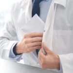 Συγκλονίζουν οι μαρτυρίες για τον γιατρό με το “φακελάκι” (vid)