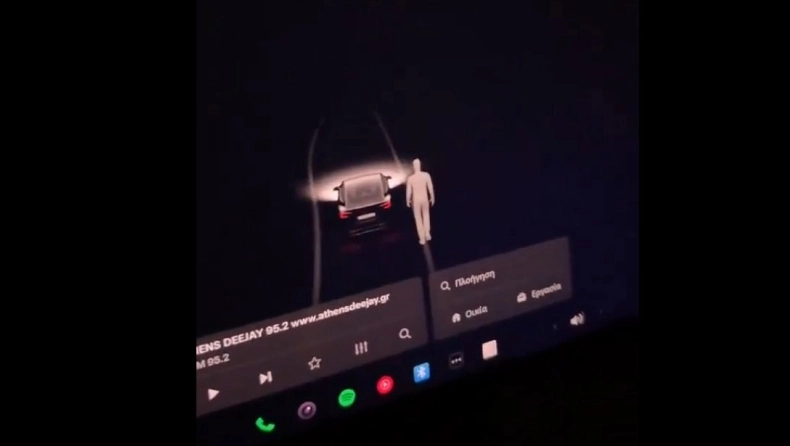 Ανατριχιαστικό βίντεο με κάμερα Tesla που καταγράφει «ψυχές» έξω από νεκροταφείο