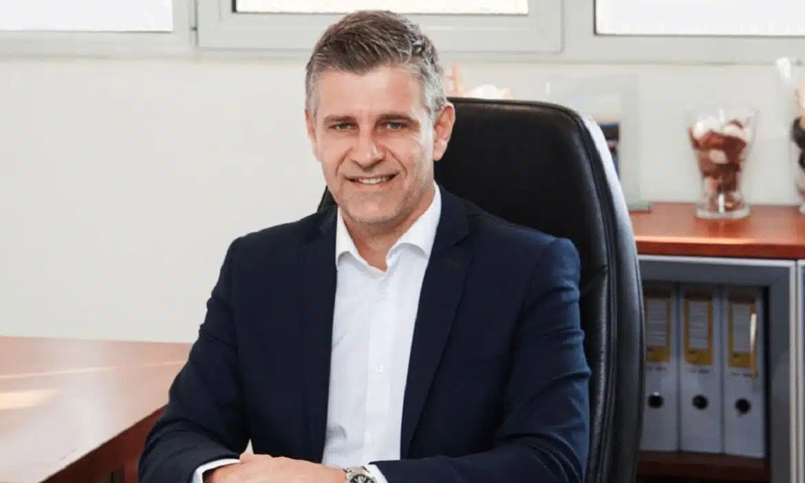 Γιουτίκας σε μαθητές: “Έτσι, έχετε δωρεάν κάρτα απεριόριστων διαδρομών για τον ΟΑΣΘ” (vid)