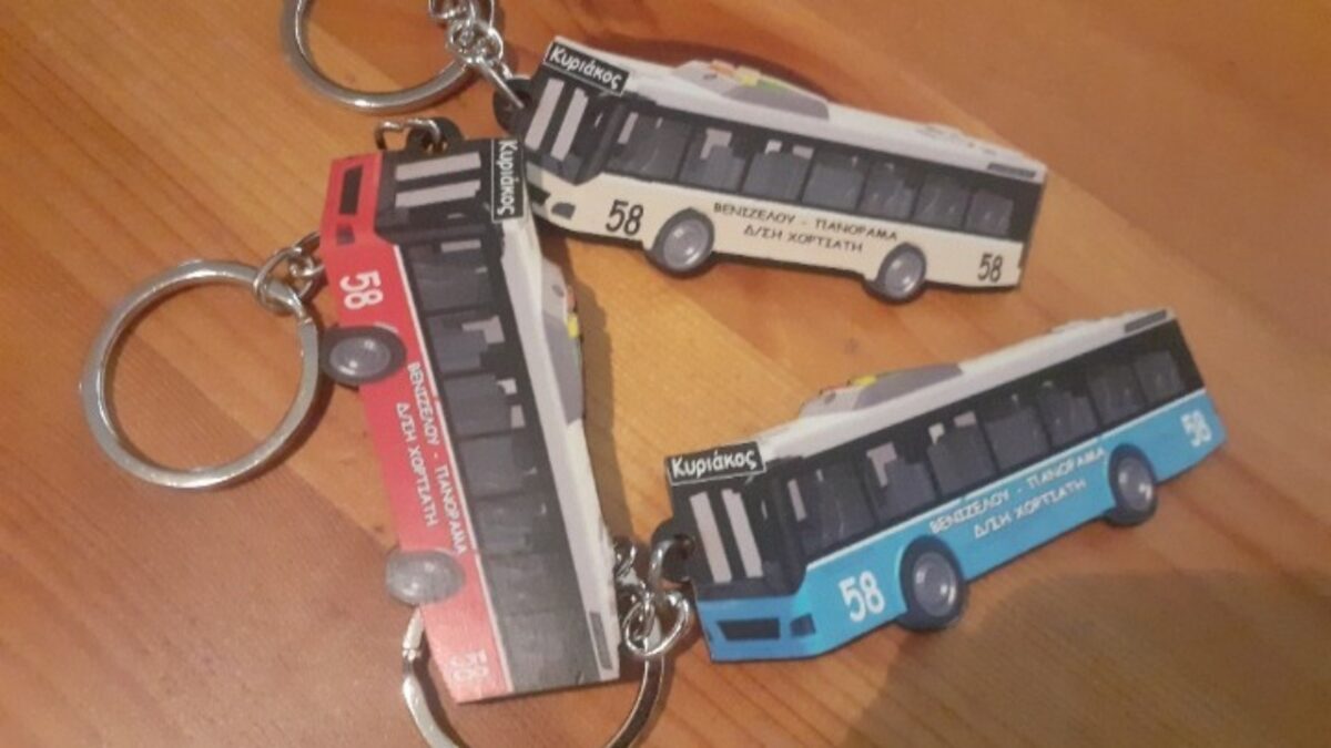 Θεσσαλονίκη: Ο οδηγός που χαρίζει ξύλινα μπρελόκ στους επιβάτες του (vid)