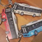 Θεσσαλονίκη: Ο οδηγός που χαρίζει ξύλινα μπρελόκ στους επιβάτες του (vid)