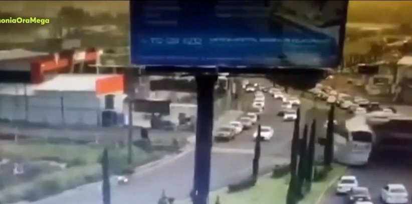 Απίστευτες εικόνες στο Μεξικό: Λεωφορείο συγκρούστηκε με τρένο (vid)