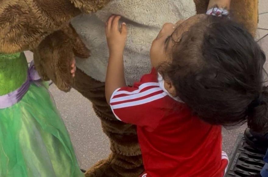 Ξέσπασμα Ραφίνια: «Μισώ την Disneyland, το παιδί μου ήθελε μια αγκαλιά και προτίμησαν τα λευκά παιδάκια»