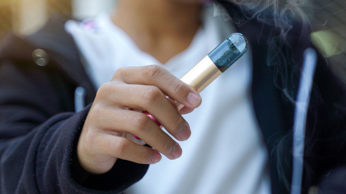 Έκρηξη ηλεκτρονικού τσιγάρου στο στόμα ατμιστή (vid)