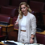 Απίστευτη ένταση στη Βουλή: «Αν ξαναγελάσεις την ώρα που μιλάω, θα σου σπάσω τα μούτρα»