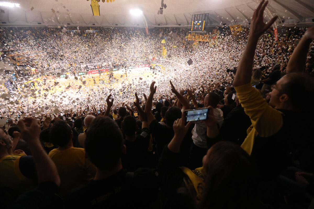Τρέλα με τα χαρτάκια και ΑΡΗ ΘΥΜΗΣΟΥ! (vids)