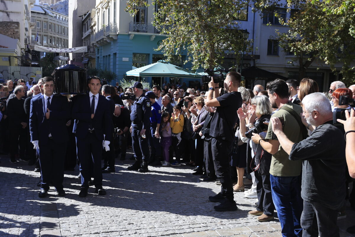 Σαββόπουλος: Χειροκροτήματα στην άφιξη της σορού στη Μητρόπολη (vid)