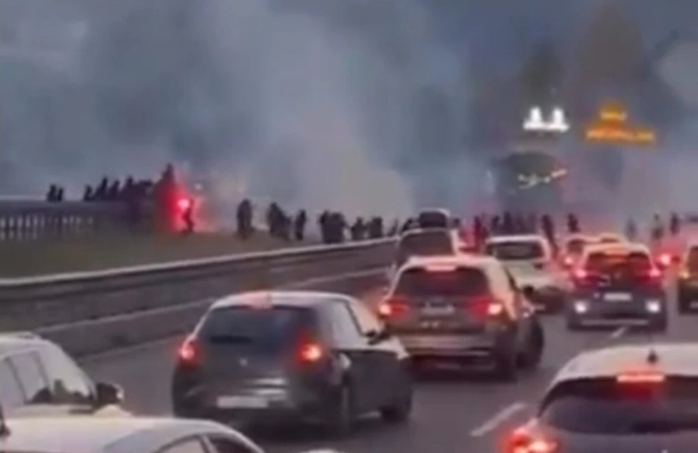 Χάος στην Ιταλία: Ξύλο μεταξύ οπαδών στην εθνική οδό, διακόπηκε η κυκλοφορία