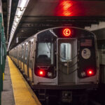 Σοκ με νέα τάση στο διαδίκτυο: Παιδιά σερφάρουν πάνω στα βαγόνια του Μετρό! (vid)