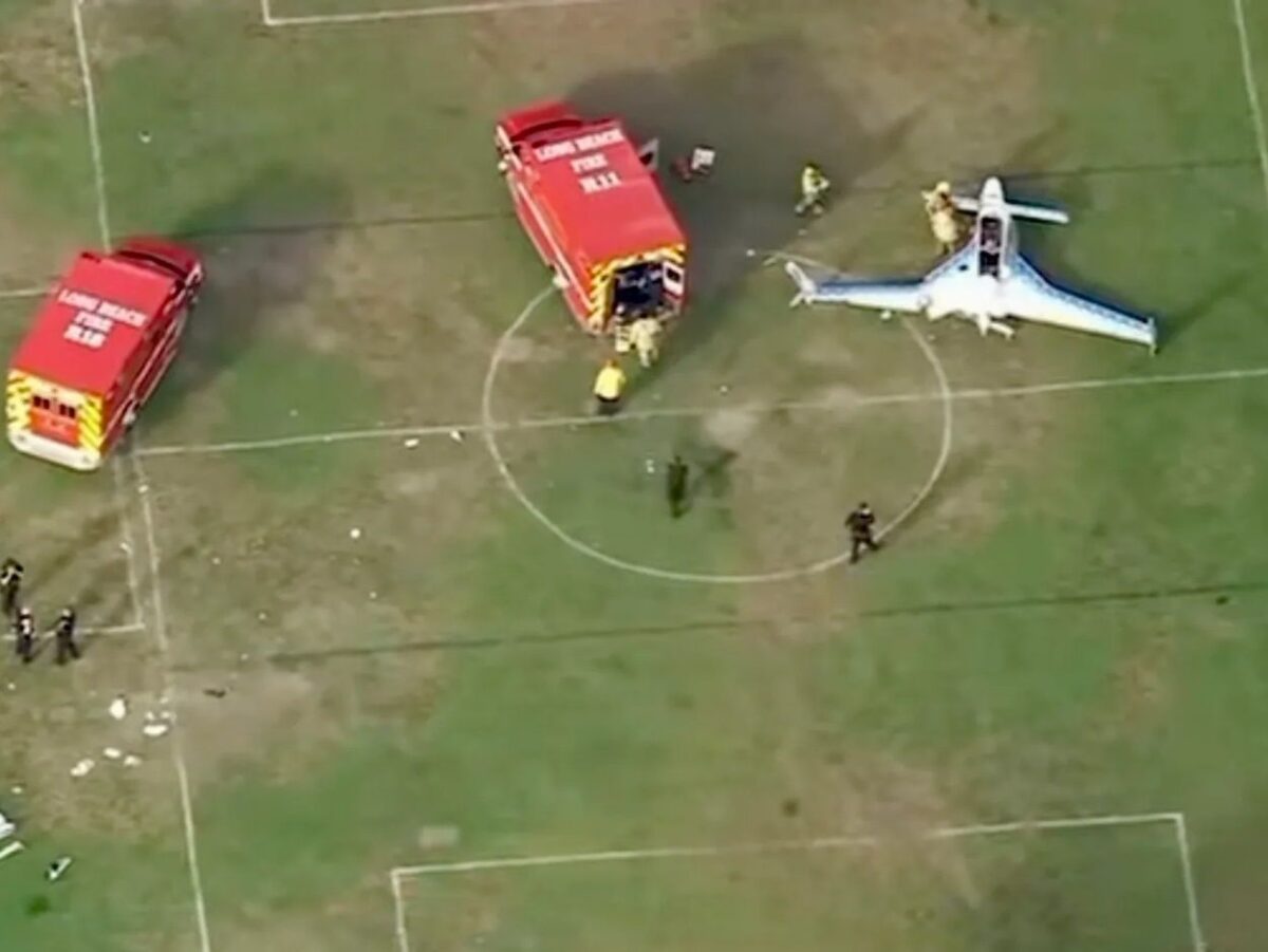 Καλιφόρνια: Αναγκαστική προσγείωση σε γήπεδο έκανε μικρό αεροσκάφος (vid)