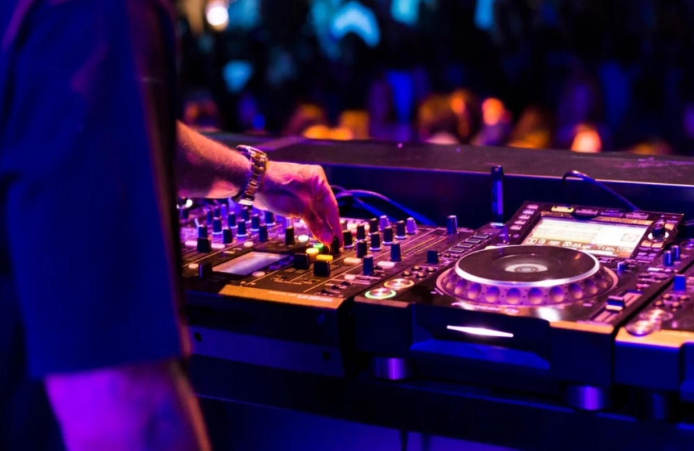 Θεσσαλονίκη: Χειροπέδες σε έξι άτομα για ηχορύπανση από καταστήματα