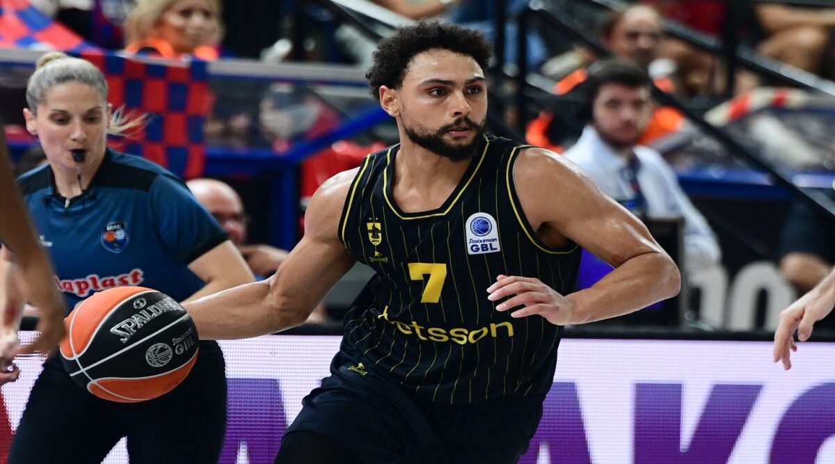 Μόλις 13 δευτερόλεπτα το πρώτο «κυανέρυθρο» προβάδισμα, «απάντησε» με τρίποντο ο Φορμπς (vid)