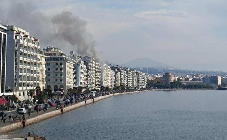 Θεσσαλονίκη: Συναγερμός για φωτιά σε μαγαζί στην Νίκης! (vids)