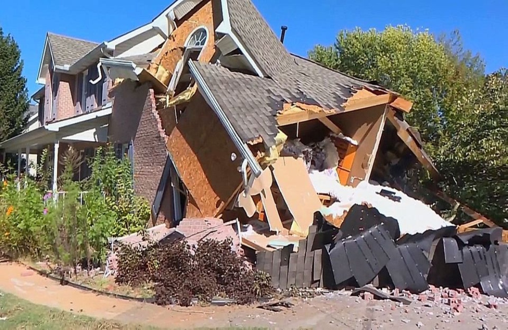 Σπίτι καταρρέει όταν νεαρός με αυτοκίνητο πέφτει πάνω του! (vid)