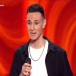 The Voice: Άφησε το μικρόφωνο εν ώρα τραγουδιού για να πανηγυρίσει! (VID)